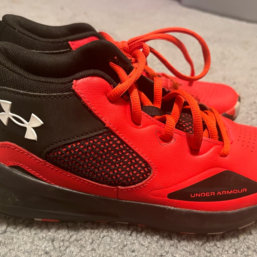 Boys size 4 Under Armour shoes - like new